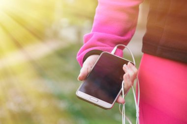Kadın atlet ile hareket eden telefon
