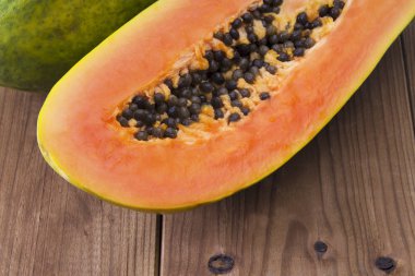 papaya ahşap masa üzerinde dilim