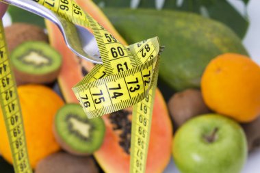 Diyet ve zayıflama kavramı. mezura ve tropikal meyve çatalı