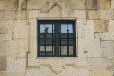 Taş duvar içinde kafesli pencere