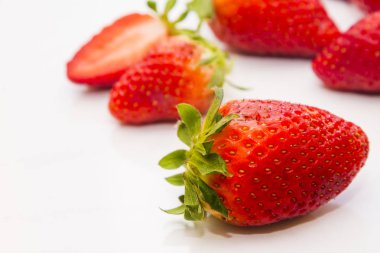 çilek beyaz izole kümesi