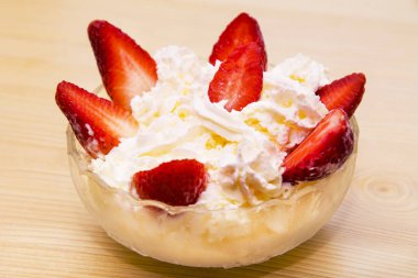 cam kase çilek kremalı