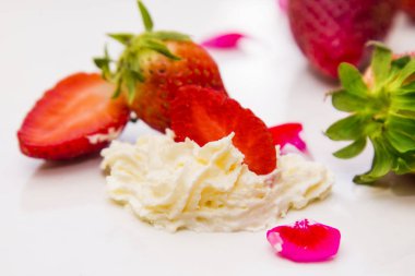 çilek plaka üzerinde krema ile