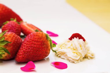 çilek plaka üzerinde krema ile