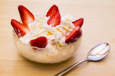 cam kase çilek ahşap üzerine krema ile