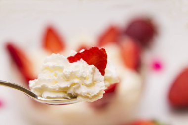 çilek kaşık krema ile