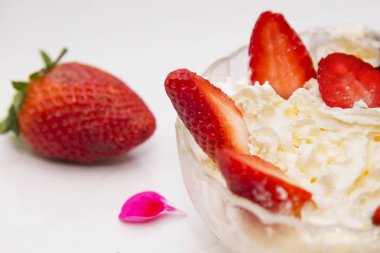 cam kase çilek kremalı 