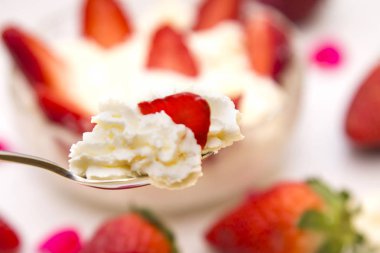 çilek kaşık krema ile