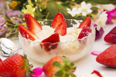 cam kase çilek kremalı bahar arka plan ile