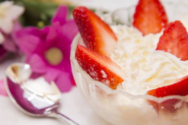 cam kase çilek kremalı bahar arka plan ile