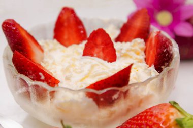 cam kase çilek kremalı bahar arka plan ile