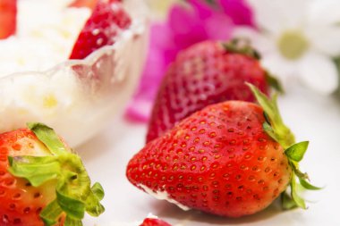 bahar arka plan ile çilek