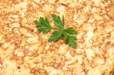 tipik İspanyol omlet patates ve yumurta ile