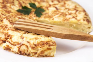 Patates ve yumurta ile İspanyol omleti parçası