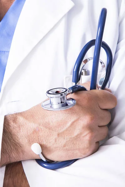 Doktor elinde stetoskop ile