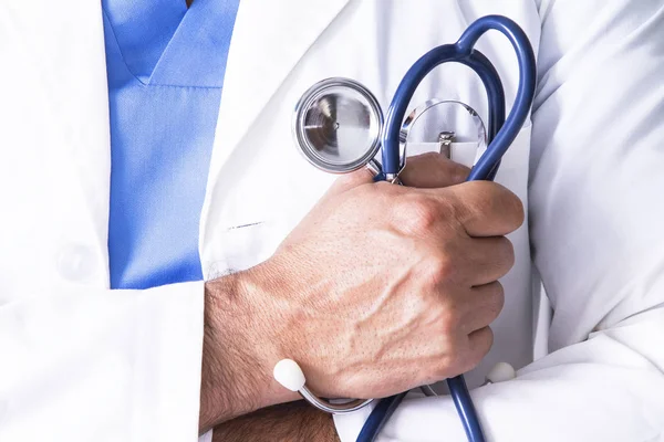 Doktor elinde stetoskop ile