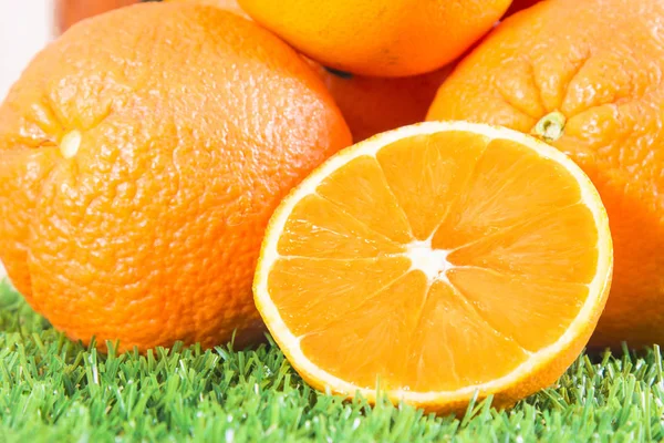 Вкусные Апельсины Траве — стоковое фото