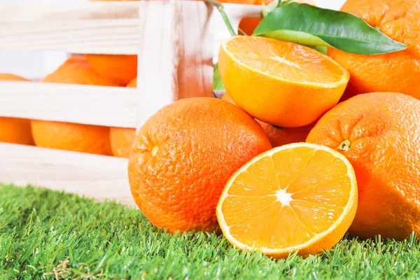 Sabrosas Naranjas Hierba — Foto de Stock