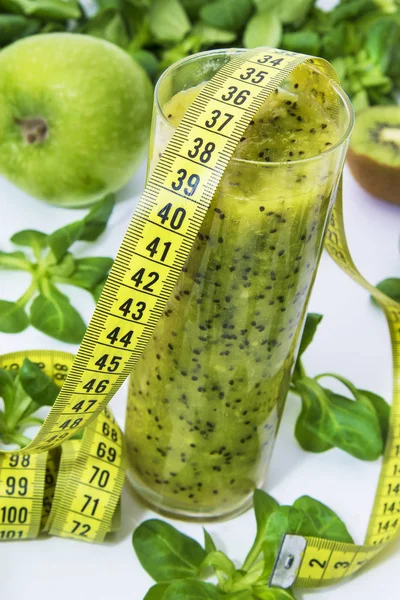 Kivi, elma ve sebze güler yüzlü. Diyet ve zayıflama kavramı