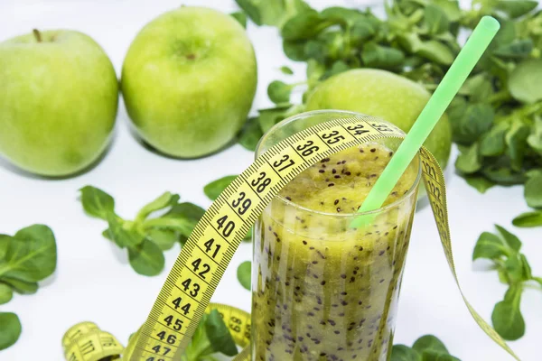 Yeşil smoothie meyve ve sebzelerin mezura ile. Diyet ve zayıflama kavramı
