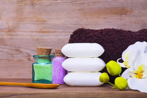 Spa ve rahatlama kavramı. banyo tuzları ve sabunlar