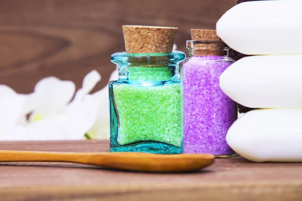Spa ve rahatlama kavramı. banyo tuzları ve sabunlar