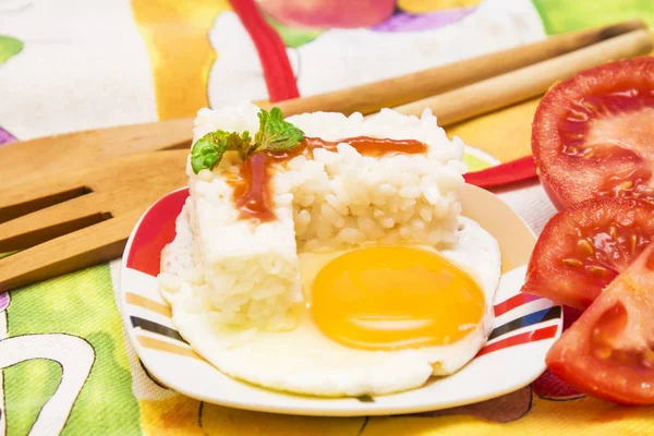 Pirinç ve domates ile yumurta