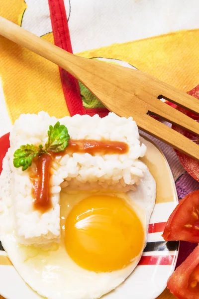 Pirinç ve domates ile yumurta