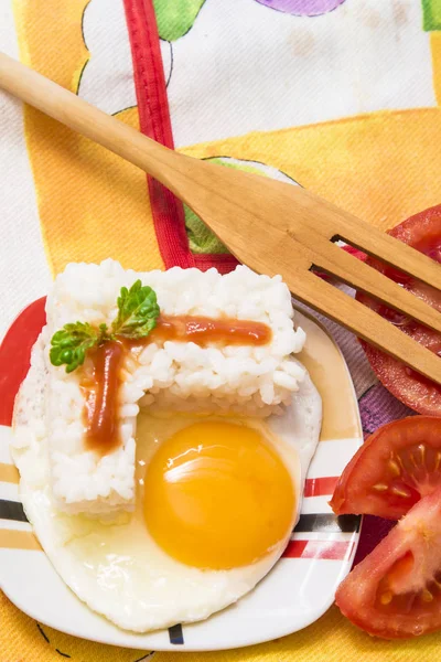 Pirinç ve domates ile yumurta