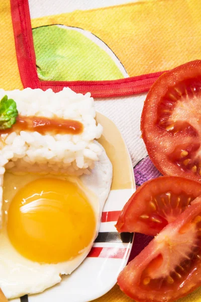 Pirinç ve domates ile yumurta