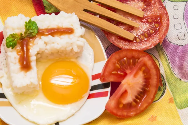 Pirinç ve domates ile yumurta
