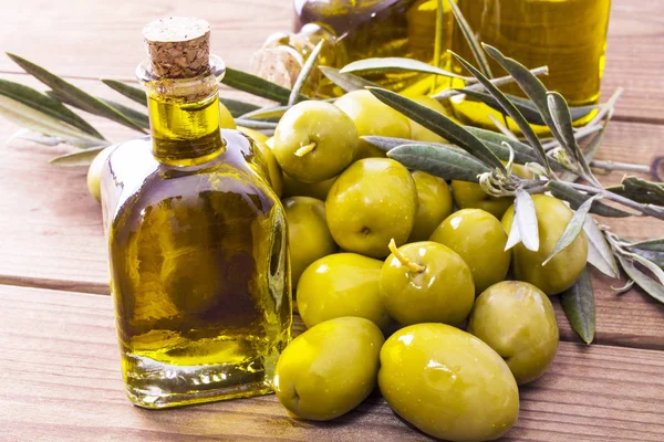 Oliven Und Eine Flasche Natives Olivenöl Extra Auf Holz — Stockfoto