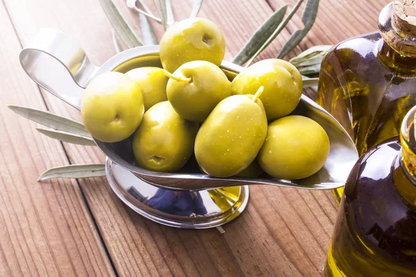 Schüssel Oliven Und Flasche Natives Olivenöl Extra Auf Holz — Stockfoto