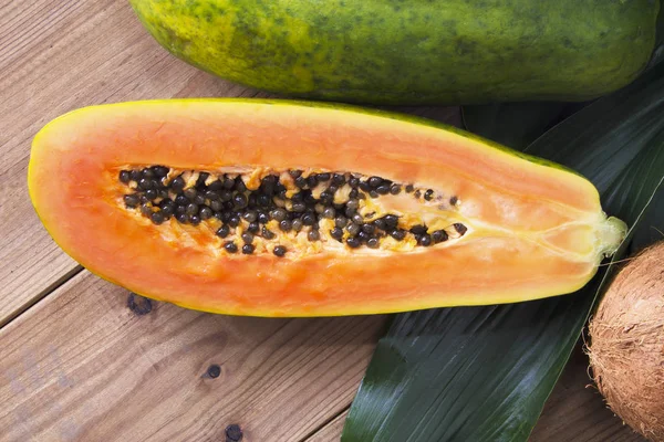 Rebanada Papaya Sobre Fondo Madera —  Fotos de Stock