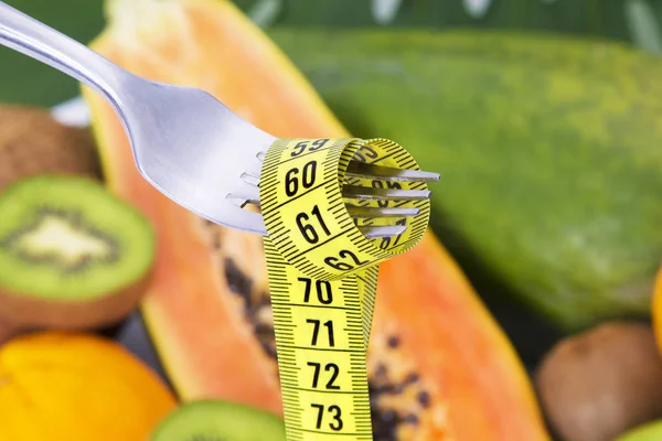 Diyet ve zayıflama kavramı. mezura ve tropikal meyve çatalı