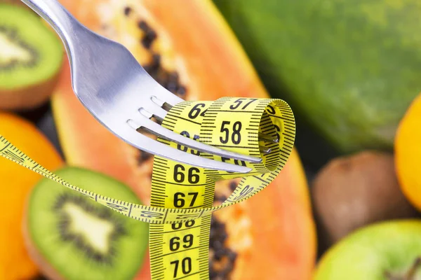 Régime Alimentaire Concept Minceur Fourchette Avec Ruban Mesurer Fruits Tropicaux — Photo