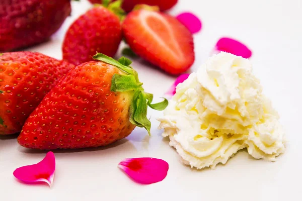 çilek plaka üzerinde krema ile