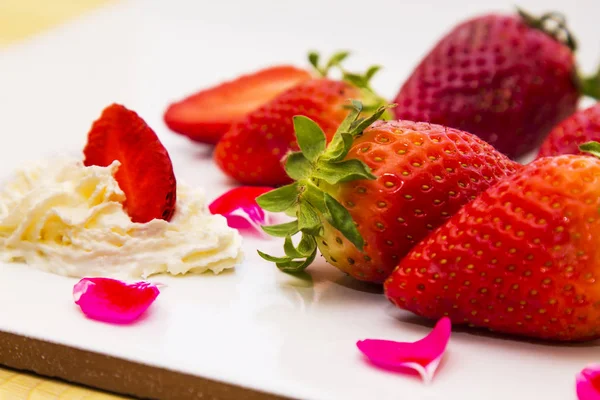 çilek plaka üzerinde krema ile