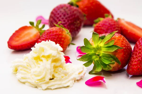 çilek plaka üzerinde krema ile