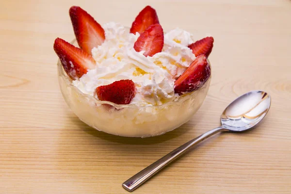 cam kase çilek ahşap üzerine krema ile