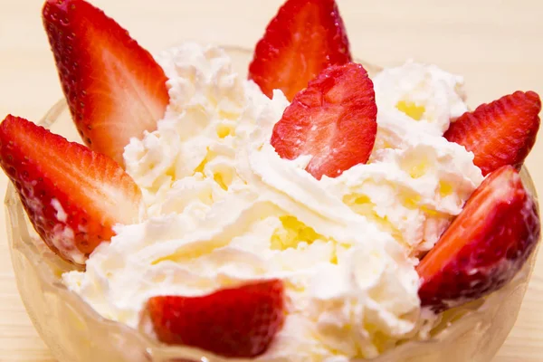 cam kase çilek kremalı 