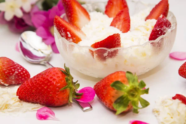 cam kase çilek kremalı bahar arka plan ile