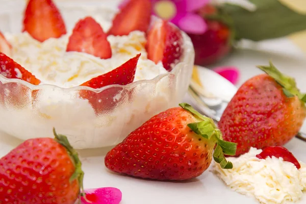 cam kase çilek kremalı bahar arka plan ile