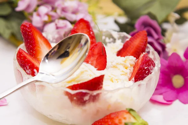 cam kase çilek kremalı bahar arka plan ile