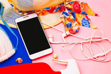 cep telefonu ve Turizm aksesuarları. yaz tatil kavramı
