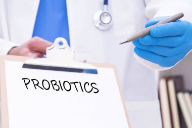 Probiyotikler, kalem ve bir tanı yapma eller içinde clipboard ile doktor