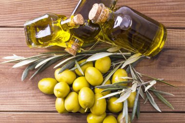 zeytin ve ahşap zemin üzerine sızma zeytinyağı şişeleri