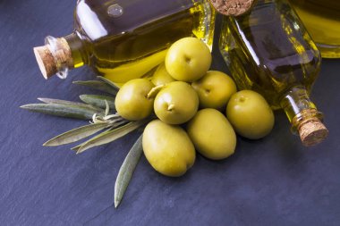 Zeytin ve sızma zeytinyağı şişeleri