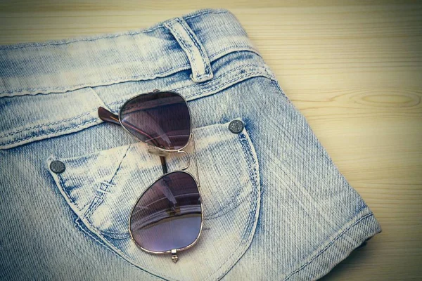 Pantalones Vaqueros Azules Gafas Sol Madera — Foto de Stock