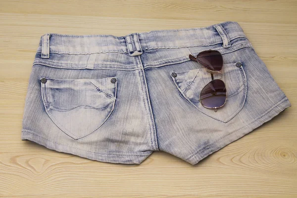 Short Jeans Bleu Lunettes Soleil Sur Bois — Photo